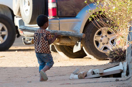 拉诺希拉 马达加斯加 2019年7月30日木头孩子童工贫困背景图片