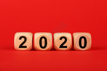 含2020年字以红色加红的木制立方体背景图片
