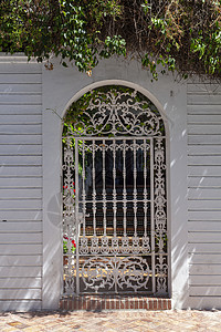 白色混凝土 w 带门锁的旧复古木门石头历史入口建筑城市古董框架房子窗户蓝色背景