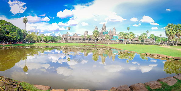 湿婆正在建造Angkor Wat外墙 湖上棕榈树反射高棉飞天帝国废墟地方棕榈护城河历史性遗产纪念碑背景