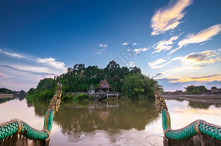 泰国境内边界河流环绕的寺庙馆高清图片