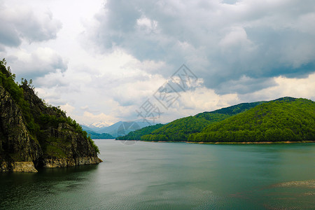 特兰西瓦尼亚Vidraru 水坝和湖的风景 罗马尼亚 Vidraru 大坝 喀尔巴阡山脉 法加拉斯山脊背景