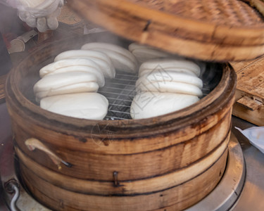 搭乘竹兵车的蒸汽台式台湾郭宝包腹部食物竹子面包团体盘子包子篮子美食饺子背景图片