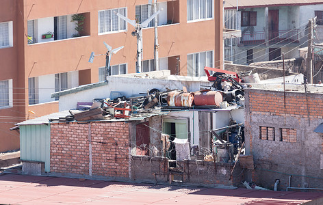 垃圾屋城里的小房子 屋顶上有很多垃圾堆的垃圾背景