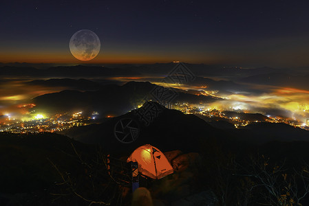 秋天月亮升起 在南韩首尔的深夜 天马山顶背景图片