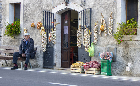 水果店促销语巴里亚历史性蔬菜老年男性房子村庄男人文化店铺街道背景