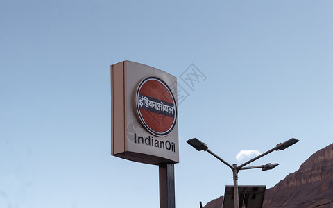LED 印度石油展示标志板显示印度石油有限公司的企业标志 用于在清澈的蓝天背景下进行品牌推广和促销 6 月 30 日 印度喜马偕背景图片
