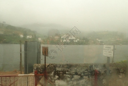 雨天从火车窗的河水中流出玻璃窗户溪流沉淀运输天气下雨背景图片