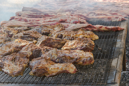 帕里利亚达阿根廷农村在烧烤炉上烤的传统肉类 鸡尾酒牛扒炙烤文化旅行烘烤烧烤国家烹饪食物猪肉背景