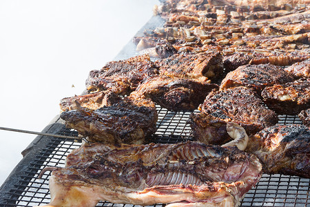 帕里利亚达阿根廷农村在烧烤炉上烤的传统肉类 鸡尾酒餐厅猪肉奶牛美食国家旅行烹饪炙烤食物烧烤背景
