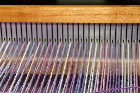 以紫外线和硅色装有梳织布的纤维细节紫丁香艺术纺织品紫色织物地毯棉布羊毛针织织机背景图片