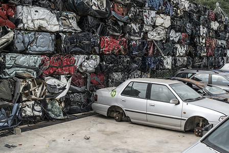 1933老场坊光头报废汽车碎纸机垃圾工业生态废料场金属院子破碎机填埋场设施背景