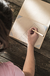 老式铅笔和绘图纸墙纸学校绘画古董笔记本桌子教育学习木头艺术背景图片