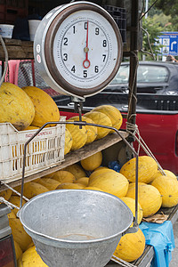 卖瓜的农民市场上卖甜瓜农民食物蔬菜水果平衡销售牧场西瓜植物黄色背景