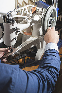 缝制皮革工厂工人机器工作制作者工艺衣服皮肤作坊缝纫背景图片