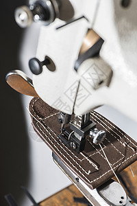 缝制皮革工艺工人手提包制造业工具衣服作坊制作者工作腰带背景图片