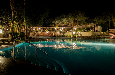 海枣埃及沙姆沙伊赫 — 02 06 2018 晚上在酒店的海蓝宝石泳池里 酒吧里空荡荡的扶手椅背景