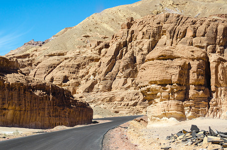 在埃及的山岳上转折 在南西奈达哈布天空山脉沥青转弯白云岩石旅游石头白色道路背景图片