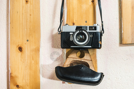 旧摄影机挂在墙上照片摄影架子框架黑色镜片木头电影桌子摄影师背景图片