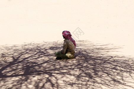 贝都因人坐在沙地上祈祷 在树荫下男人服饰衣服沙漠沙滩披肩隐藏阴影宗教民族背景