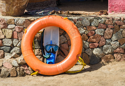 戴游泳面罩和橙色生命保护员的flippers高清图片