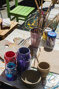 油漆和涂装设备工具盒子杯子教育画笔桌子艺术家爱好艺术工艺背景图片