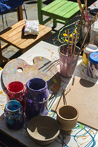 油漆和涂装设备教育盒子水彩艺术家工具桌子画笔艺术品木头画家背景图片