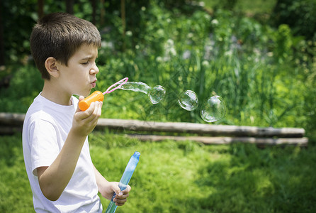 儿童制造泡沫幸福乐趣玩具太阳白色气泡童年游戏肥皂闲暇背景图片