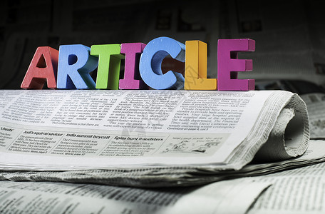 在报纸上发表文章故事新闻杂志头条商业打印记者阅读白色新闻业背景