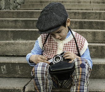 带有老旧相机的孩子摄影童年孩子们乡愁楼梯回忆照片镜片摄影师男生背景图片