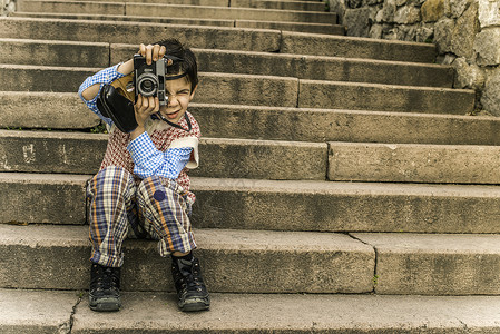 带有老旧相机的孩子白色回忆镜片照片男生孩子们乡愁楼梯摄影摄影师背景图片