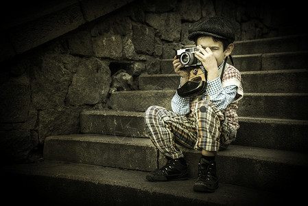 带有老旧相机的孩子白色乡愁男生回忆摄影师楼梯童年摄影孩子们镜片背景图片
