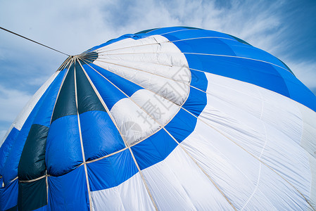 蓝色天空中的蓝气球多云冒险自由热气闲暇飞艇旅游运输娱乐航班背景图片