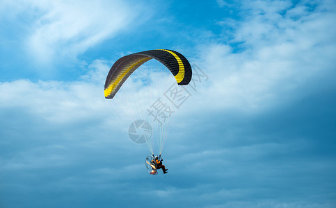肾上腺蓝色天空上滑翔的苍蝇娱乐快艇风险自由飞行冒险降落伞速度空气运输背景