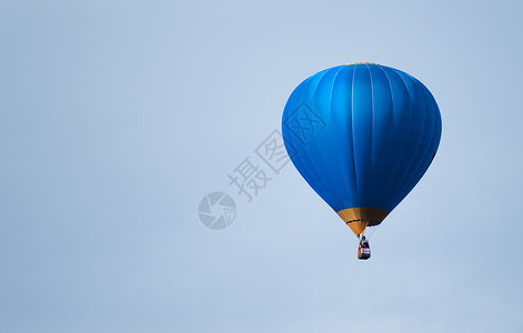 蓝色天空中的蓝气球多云天线闲暇飞机运动节日旅行篮子航班娱乐背景图片