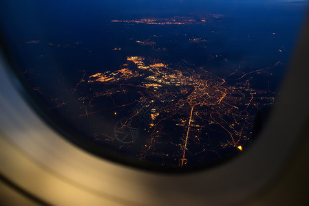 空中飞机夜视日落空气航空公司运输航空白色蓝色翅膀窗户城市背景图片