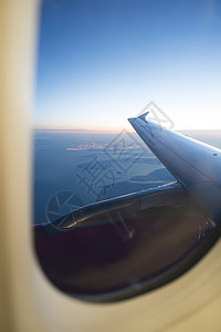 空中飞机夜视喷射交通白色空气天线蓝色景观航空公司天空城市背景图片