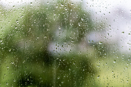 绿色 l 背景上玻璃上的一滴雨的质地背景图片