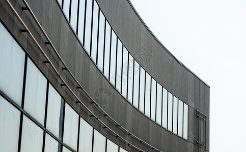 带有空窗口的大灰色混凝土结构建筑学摩天大楼街道碎片墙壁公寓建筑办公室石头城市背景图片