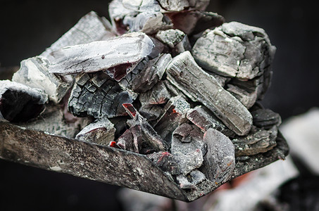 黑色背景贴近黑背景的木炭烧制器火焰热带红色白色壁炉架烧伤烟囱木头余烬壁炉背景图片