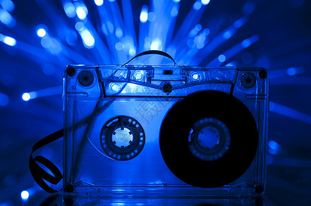 影带和多彩色灯光歌曲磁带历史袖珍音响贮存塑料技术电子产品黑色背景图片