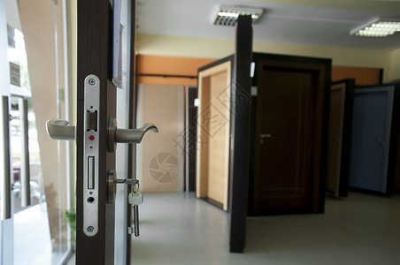 门店和静态入口木头建筑学框架房间棕色房子安全出口白色背景图片