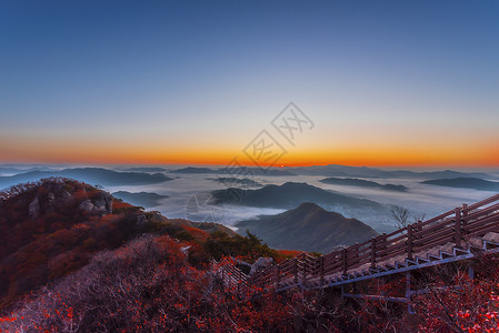 天马山阳光爬坡道高清图片