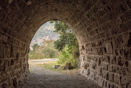 位于的历史性铁路隧道东部出口博文农村旅行岩石旅游村庄悬崖乡村背景图片