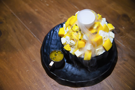 烟熏 bingsu 甜品背景使用的韩式甜品水果勺子配料糖浆咖啡店桌子食物冰镇杯子雪花背景图片