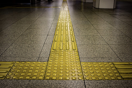 日本大阪火车站的触觉铺路背景图片