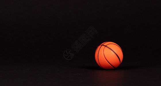 篮球形式的单一小型橡胶小玩具运动乐趣小路黑色剪裁圆圈圆形橡皮背景图片