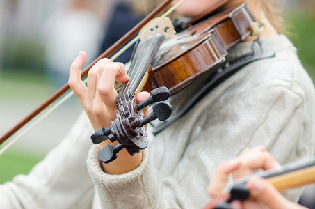 一个街舞音乐家女孩的手 与小提琴紧闭女孩音乐会街道小提琴手音乐家手指城市小提琴家女性背景图片