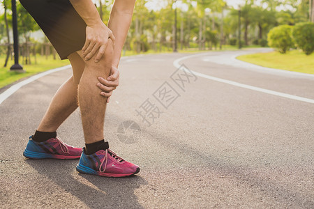 跑步受伤年轻运动运动员用手握着膝盖在爸爸身上解剖学男性扭伤男人肌腱痛苦压力身体伤害成人背景