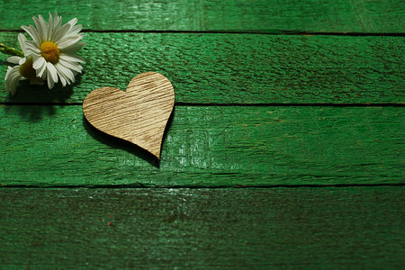 一朵花和绿板上的一颗心母亲装饰木心爱的心乡村绿色爱心婚礼风格背景图片
